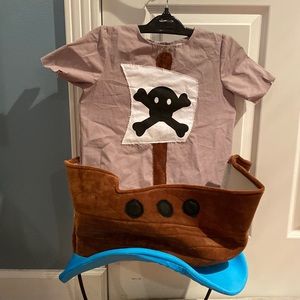 Child costume Pirate ship small good condition